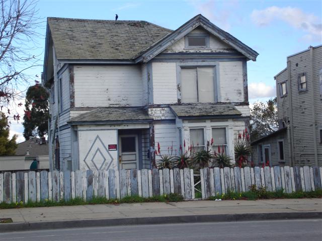 200 Block Lighthouse Old House